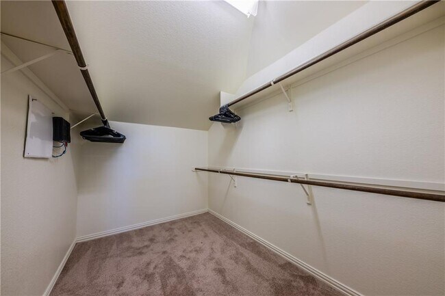 Building Photo - 2005 Santa barbara Ct