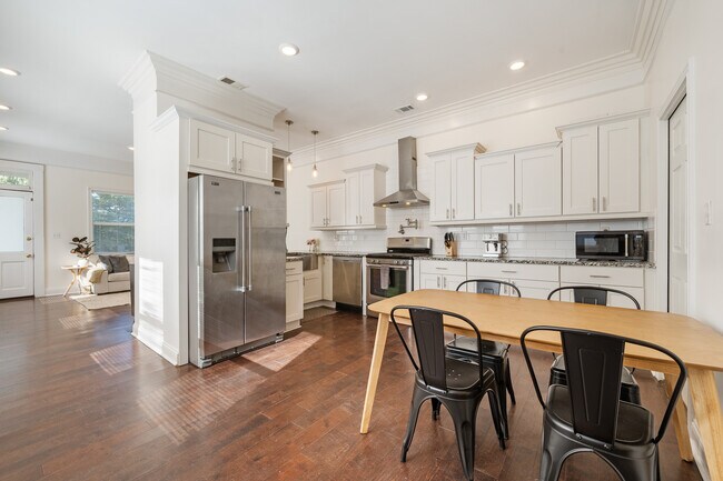 Building Photo - 951 Charles St