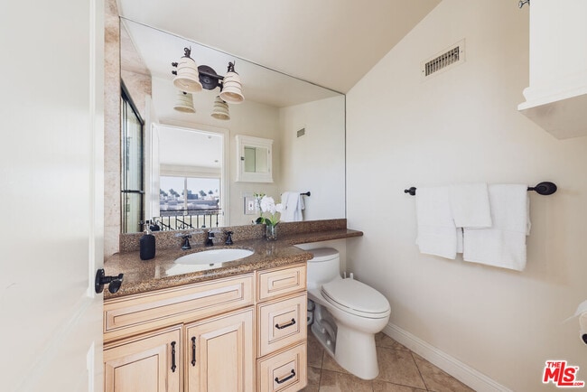 Building Photo - 844 3rd St