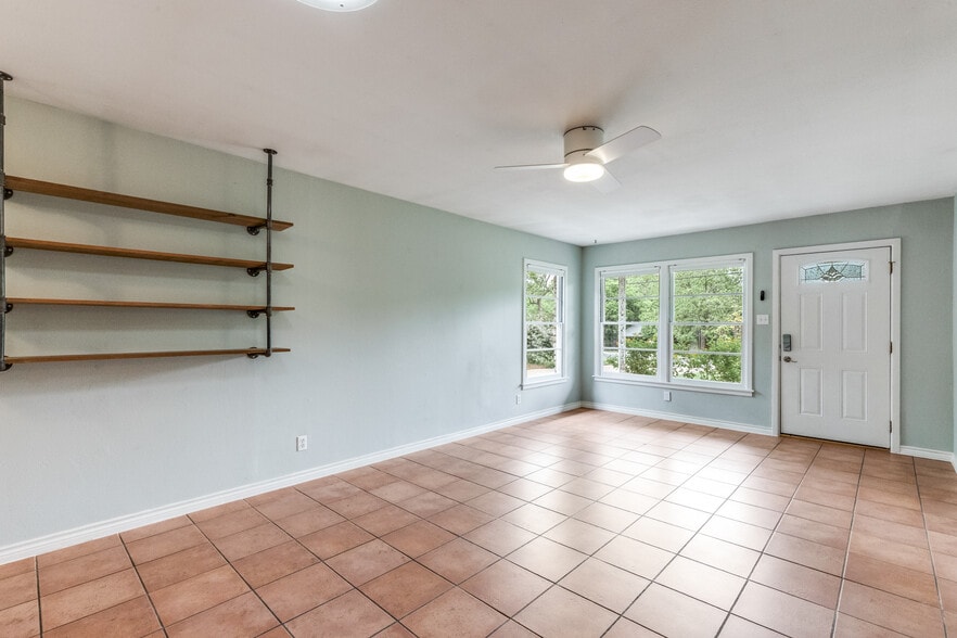Building Photo - 11504 Oakwood Dr