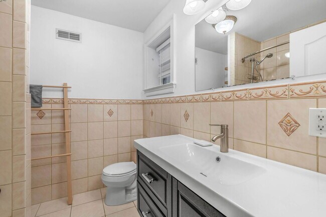 Building Photo - 1922 Montrose St