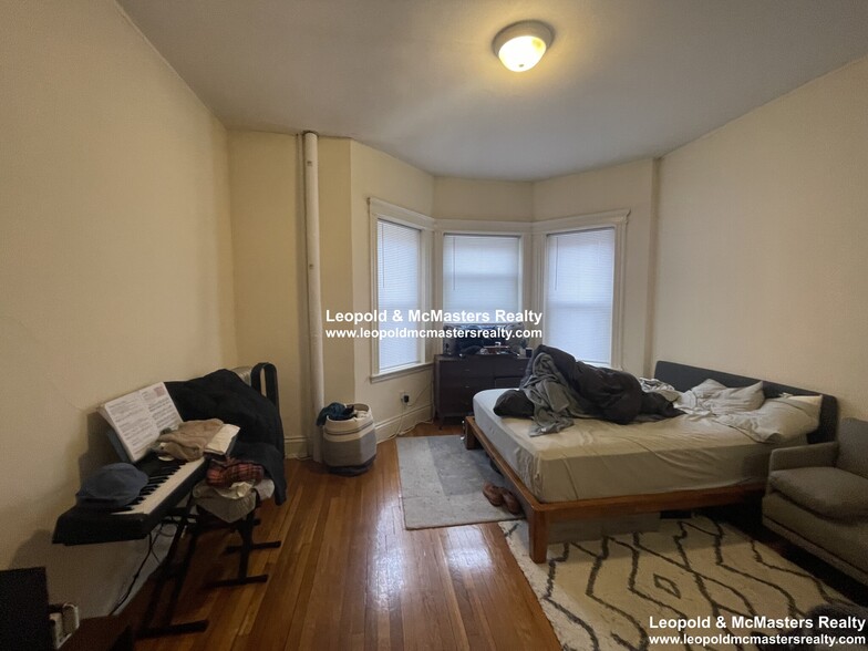 Building Photo - 50 Queensberry St