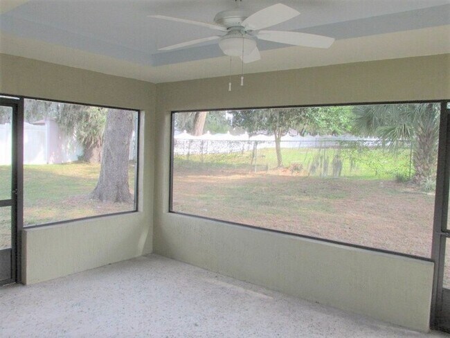 Building Photo - 7881 Manor Dr
