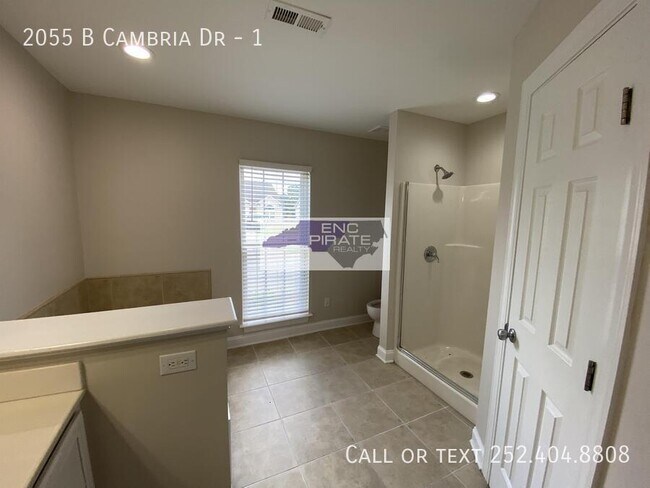 Building Photo - 2055B Cambria Dr