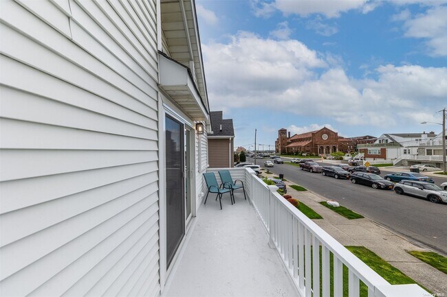 Building Photo - 680 W Beech St