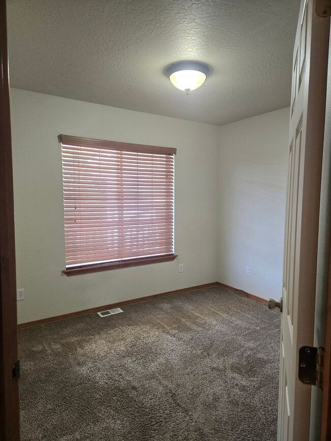 Building Photo - Charming Rancher for Rent in Sunshine Meadows