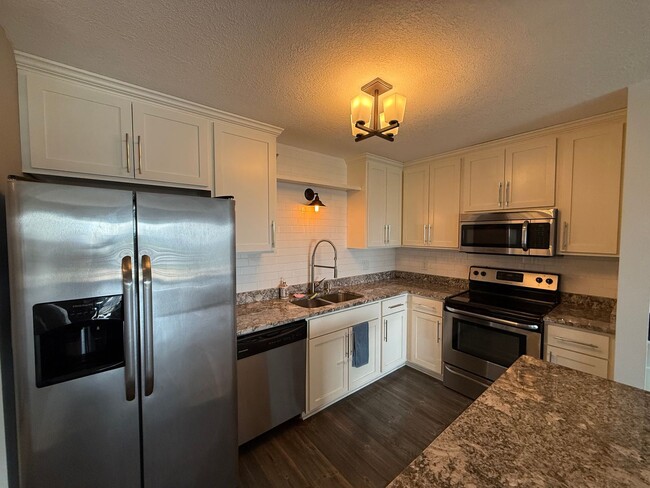 Building Photo - Modern 1 Bedroom Apartment With Stunning C...