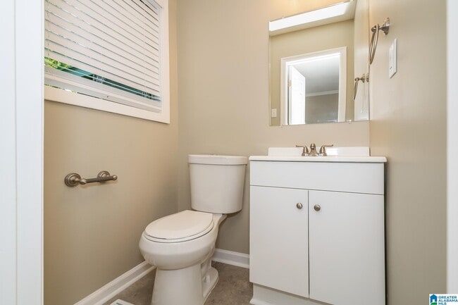 Building Photo - 1309 Lake Ln NE