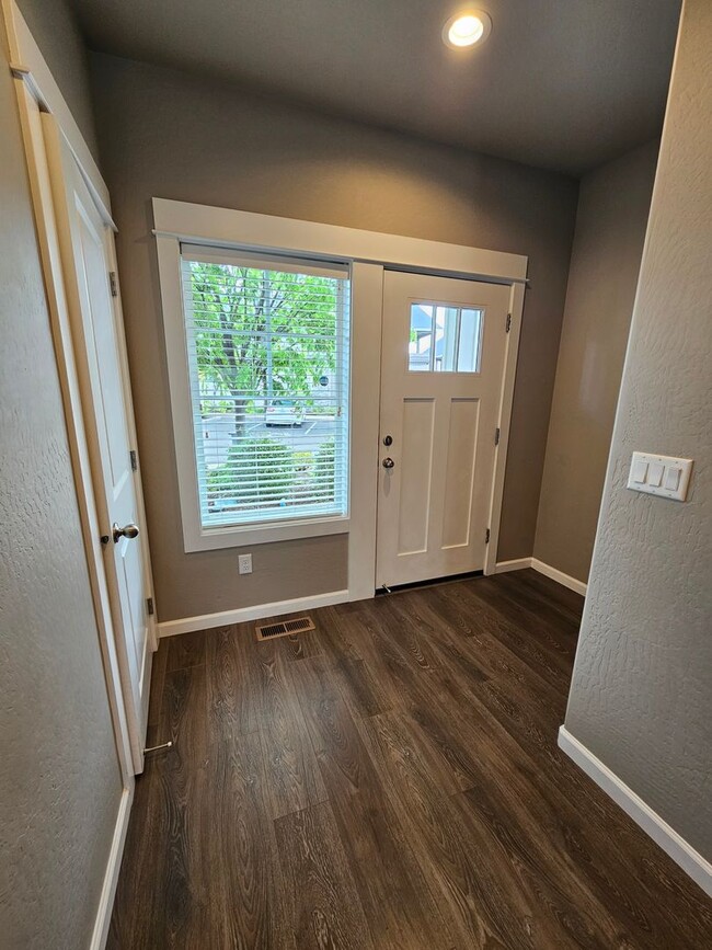 Building Photo - Beautiful Townhome in East Medford