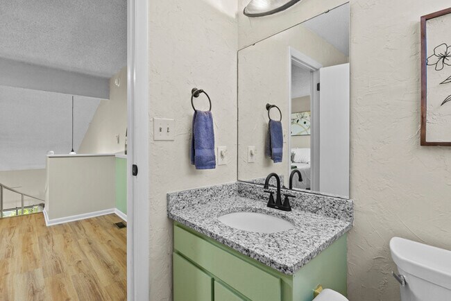 Building Photo - Fully remolded and furnished condo.