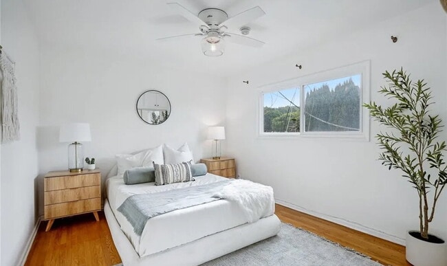 Building Photo - "Charming 1-Bedroom Santa Monica Retreat w...