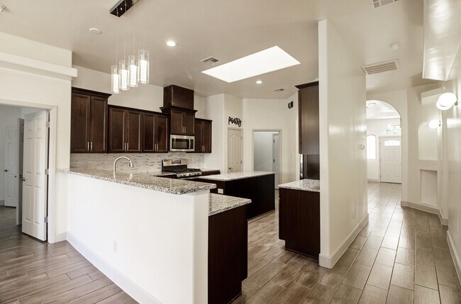Building Photo - 1000 Jasmine Dr