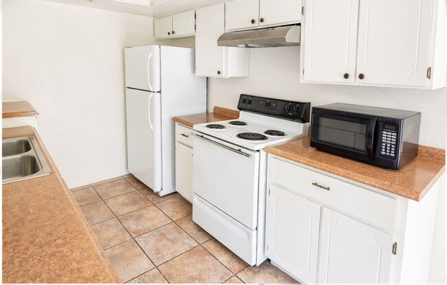 Building Photo - Green and Lush community, centrally located