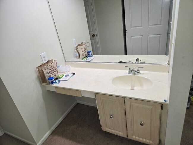 Building Photo - Rare opportunity in North Edison! Spacious 2-bed and 1.5-bathroom townhouse!