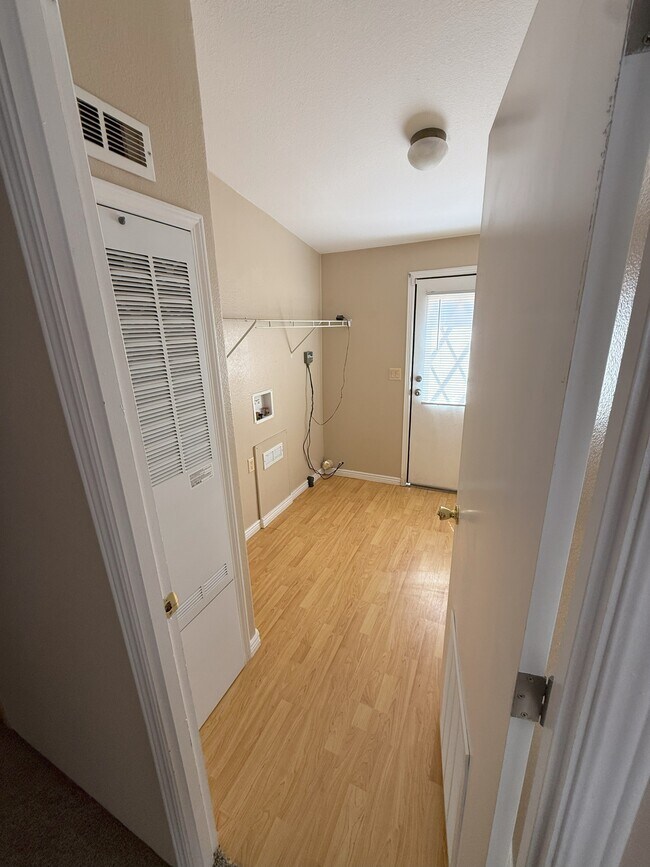 Building Photo - 1632 Sierra Vista Dr