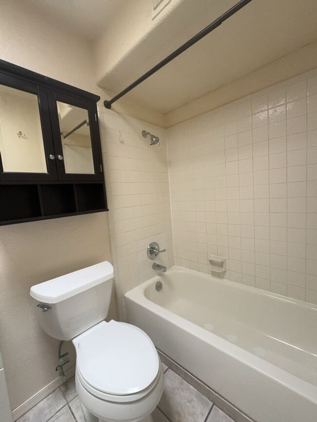 Building Photo - Beautiful 3 bedroom home - available now!