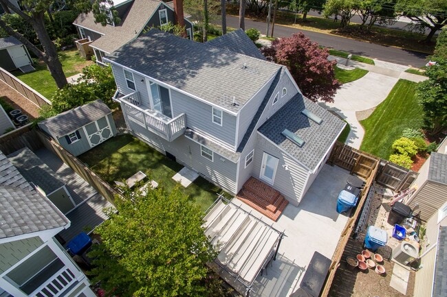 Building Photo - Immaculate 3 bedroom 2 bath bungalow at Oc...