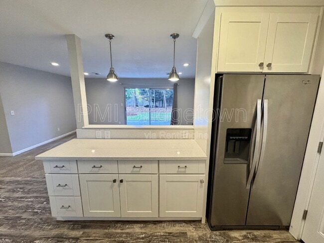 Building Photo - 435 SW Devon Ln