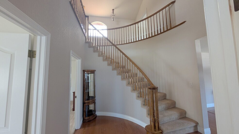 Building Photo - 559 Cherry Way