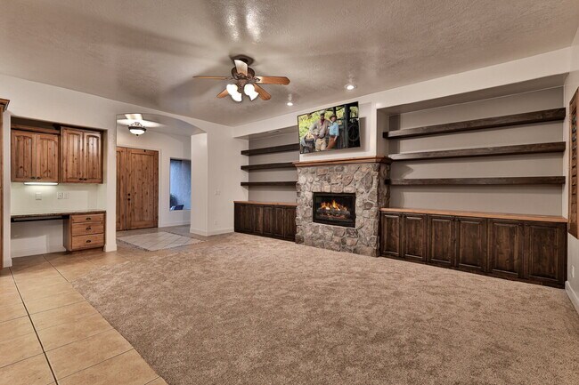 Building Photo - 2478 E Springs Dr
