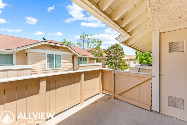 Building Photo - Updated 2 Bed, 1.5 Bath Condo in Gated Crosspointe Village