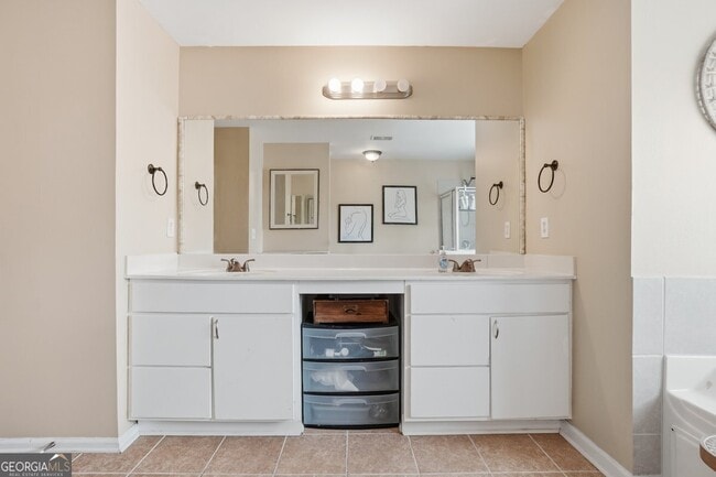 Building Photo - 3951 Oak Field Dr