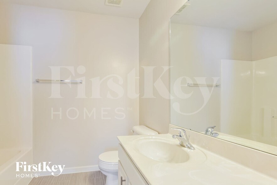 Building Photo - 135 Berry Manor Cir