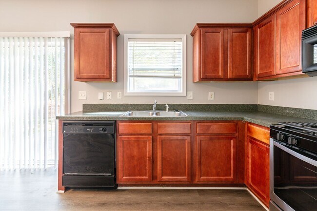 Building Photo - 4 Bedroom/2.5 Bath Townhouse!