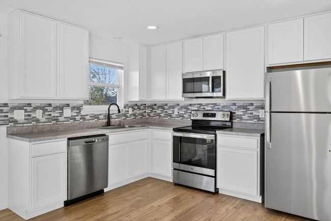 Building Photo - Modern 2-Bedroom Townhome