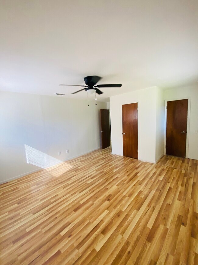 Building Photo - 815 S Roy Reynolds Dr