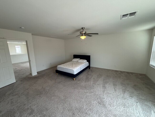Building Photo - Beautiful 5-Bedroom, 4.5-Bath Home with St...