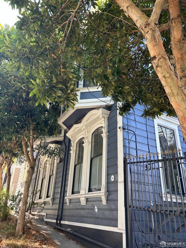 Building Photo - 360 Lily St