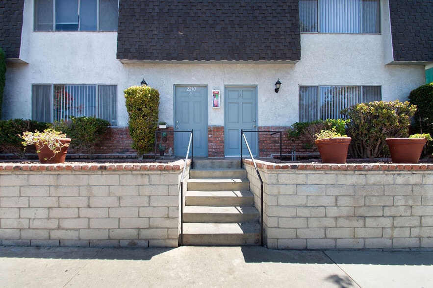 Building Photo - 2210 Gaviota Ave