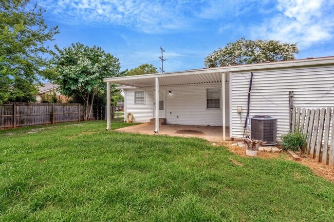 Building Photo - AVAILABLE NOW. 2 Bed 1 Bath Duplex. Locate...