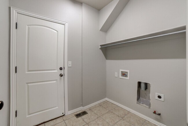 Building Photo - 5 Bed | 2.5 Baths | Broken Arrow