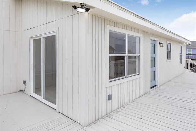 Building Photo - 971 Mary Ann