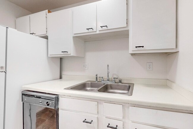 Building Photo - Cozy 3 Bedroom 1.5 Bathroom In NW Albuquer...