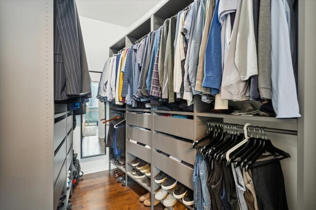 Building Photo - 123 S Green St