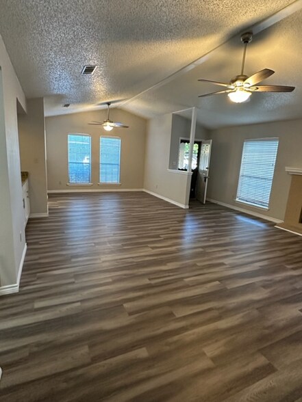 Building Photo - 1202 Thorpe Ln