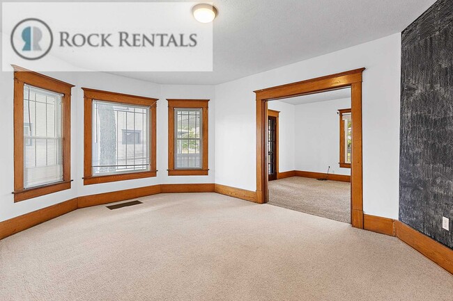 Building Photo - Large Updated Three Bed Two Bath with Patio