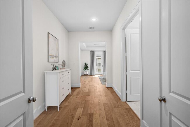 Building Photo - 113 E 26th St