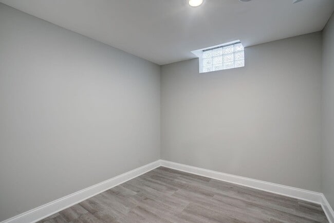 Building Photo - 2056 Summit Ave