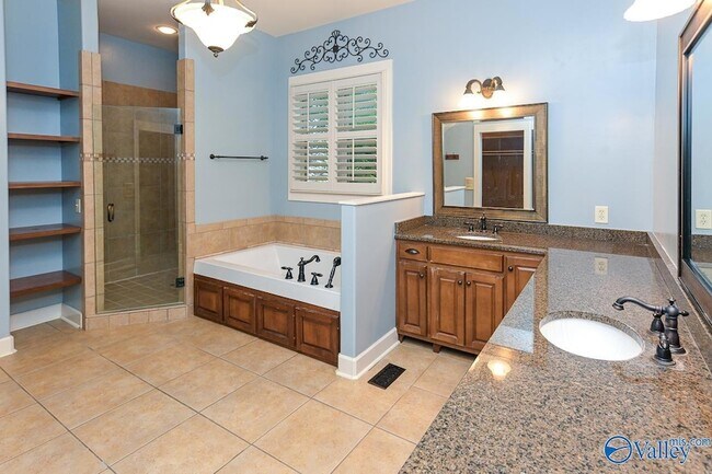 Building Photo - 305 Walden Glen Ct
