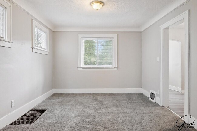 Building Photo - $1250 3 bedrooms