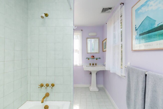 Building Photo - 1137 Springs Fireplace Rd