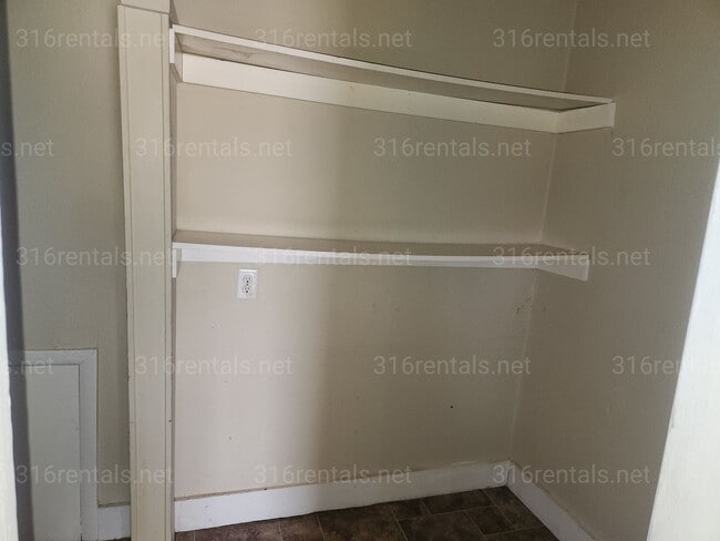 Building Photo - $1,050 3 bedroom / 2 bathroom - Single Family Home