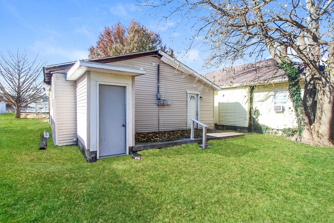 Building Photo - Freshly Renovated & Ready for You — Cozy 1...