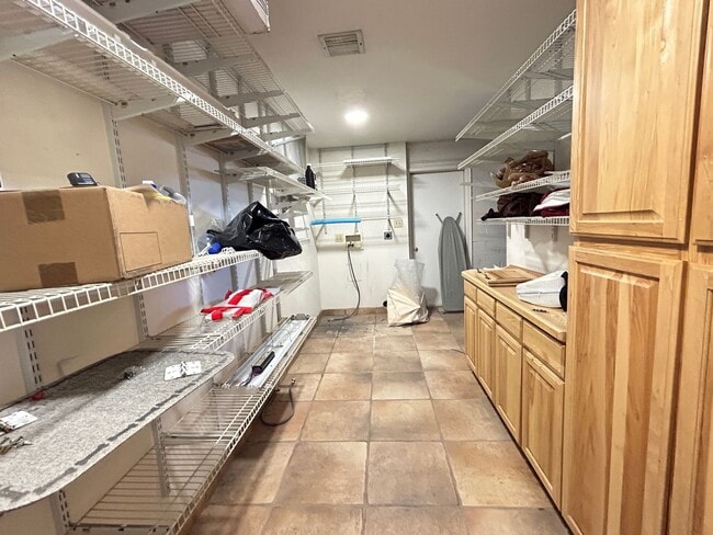 Building Photo - Stunning Remodel, 2 Bed 2 Bath Home with Pool Service!