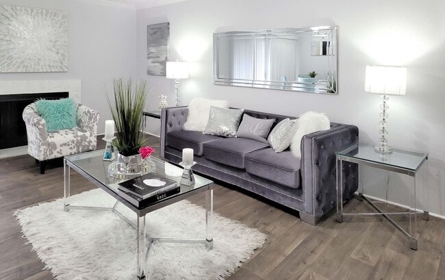 Building Photo - Luxury Features + 6 Weeks Free Rent | Don’...