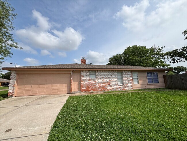 Building Photo - 16610 Forest Bend Ave